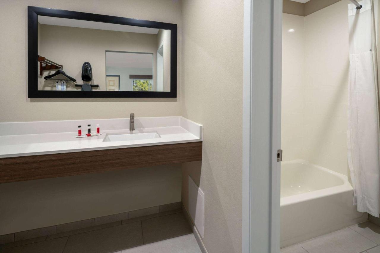 Hotel Ramada By Wyndham Modesto Yosemite Area Exteriér fotografie