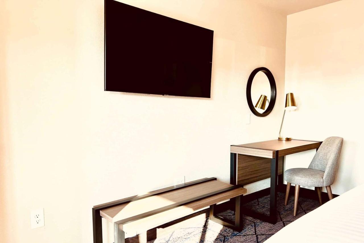 Hotel Ramada By Wyndham Modesto Yosemite Area Exteriér fotografie